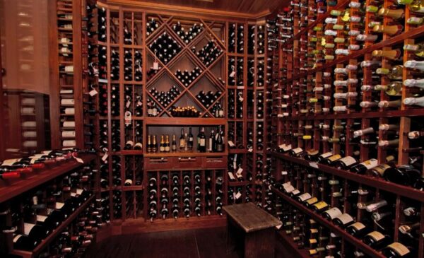 Cava de vinos con variedad de estantes y botellas